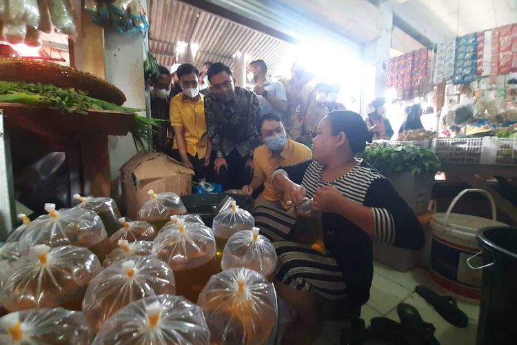 Wakil Menteri Perdagangan, Jerry Sambuaga meninjau harga kebutuhan bahan pokok di Pasar Lama, Kota Serang, Banten. Kamis (14/4/2022).