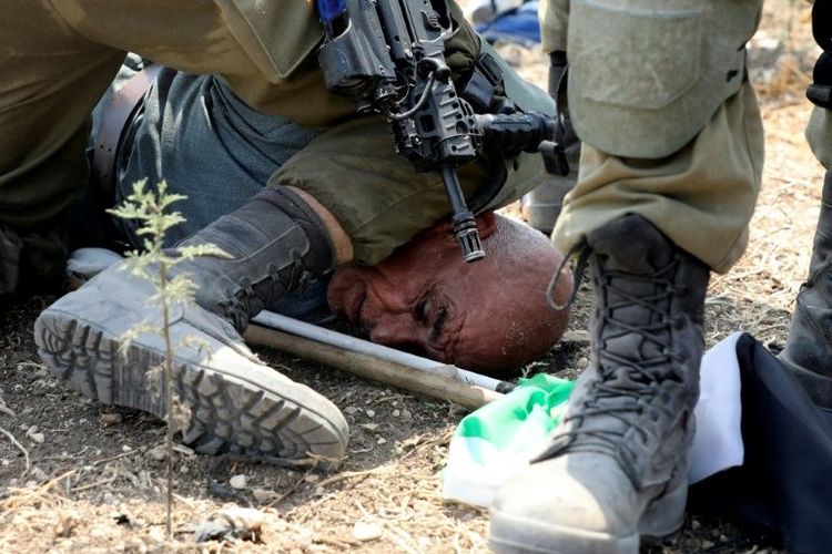 Tentara Israel menindih leher aktivis lansia Palestina dengan lututnya pada Selasa (1/9/2020). Aktivis itu bernama Khairi Hanoun yang berusia akhir 60-an tahun.