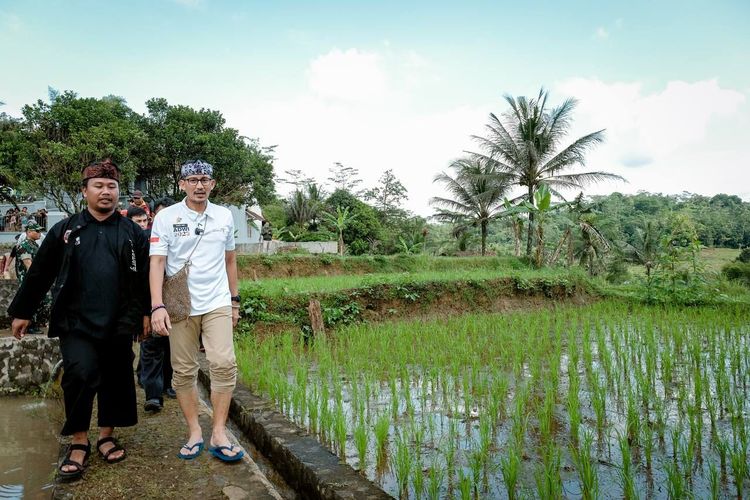 Menparekraf Sandiaga Uno saat berkunjung ke Desa Wisata Selamanik, Ciamis, Kamis (6/4/2023).