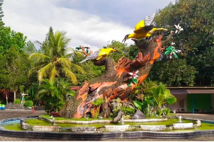 Taman Kyai Langgeng Magelang atau TKL Ecopark, yang merupakan obyek wisata hutan buatan di perkotaan dilengkapi berbagai fasilitas 
