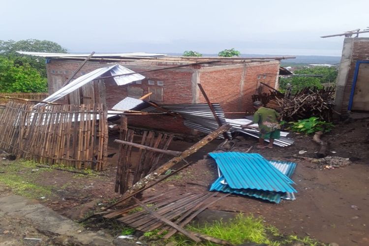 Kondisi rumah warga di Bima setelah tersapu angin kencang, Kamis (24/12/2020). 