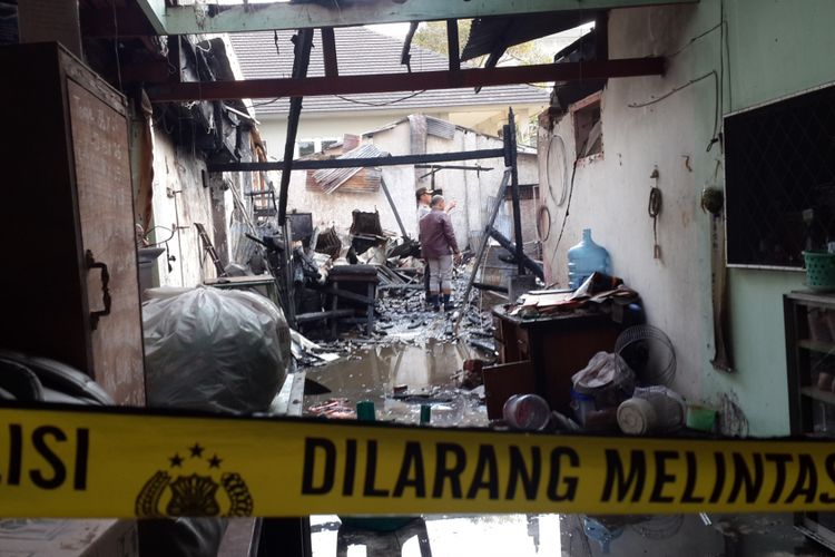 Sebuah pabrik rumahan pembuatan kripik tempe yang ada di Jalan Raya Candi V RT 5 RW 5 Kelurahan Karangbesuki, Kota Malang terbakar dan menyebabkan lima pekerjanya tewas, Rabu (4/10/2017)