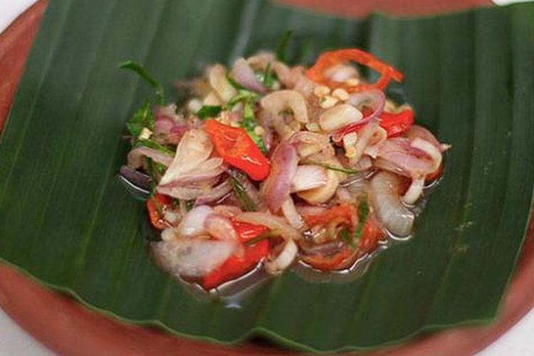 Sambal matah khas warung ikan asap Gombal Asap di Kota Bandung, Jawa Barat.