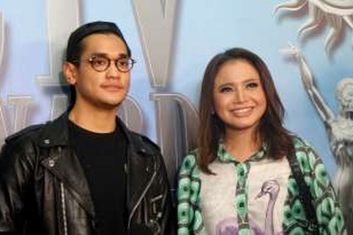 Vokalis Afgan Syahreza dan rekan seprofesinya, Rossa saat diabadikan di Malam Puncak Penghargaan SCTV Awards 2016 di Studio Emtek, Daan Mogot, Jakarta Barat, Rabu (30/11/2016).  