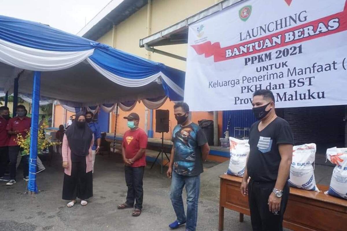 Pemerintah Kota Ambon mulai menyerahkan bantuan sosial (Bansos) berupa beras 10 kg kepada warga terdampak kebijakan penerapan pembatasan kegiatan masyarakat di Kota Ambon, Senin (19/7/2021)