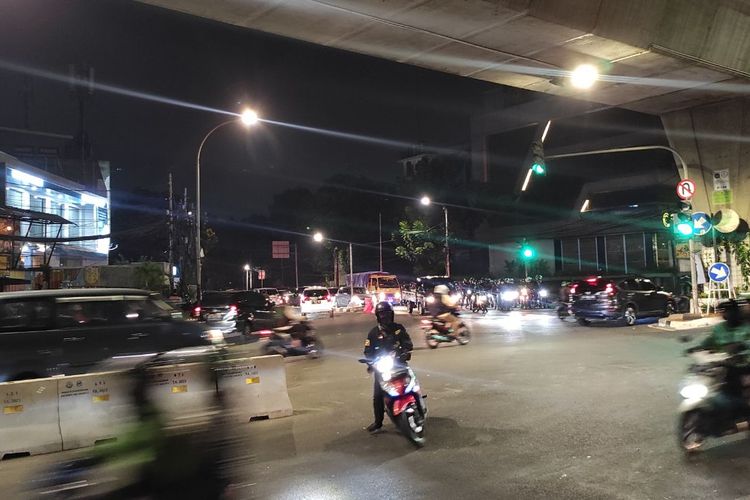 Penampakan simpang Pasar Santa, Jakarta Selatan, usai putaran balik (u-turn) di kawasan ini dibuka pada Senin (17/4/2023) petang