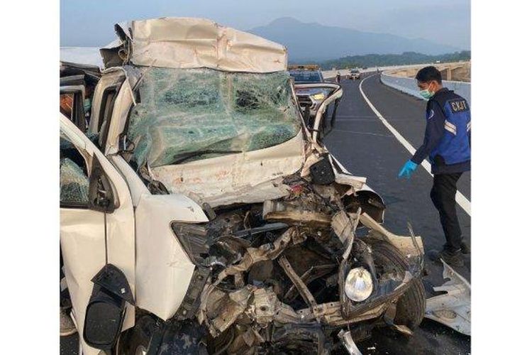 Insiden kecelakaan lalu lintas terjadi di Jalan Tol Cisumdawu, Jumat (14/6/2024) pagi. Kecelakaan maut itu melibatkan Daihatsu Luxio berpelat nomor D 1540 YBK dan truk diesel berpelat nomor Z 8107 AH. 
