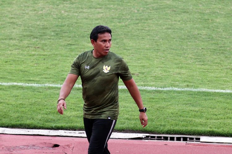 Pelatih Timnas U16 Indonesia, Bima Sakti, bereaksi seusai ujicoba melawan tim juara Soreatin U17 2019, PSBK Blitar, yang berakhir dengan skor 5-1 di Stadion Gelora Delta Sidoarjo, Jawa Timur, Kamis (23/01/2020) sore.