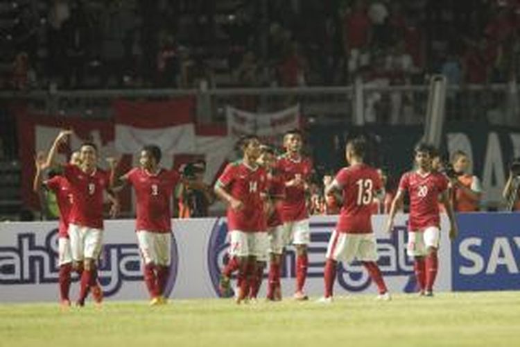 Para pemain Timnas Indonesia U-23 berselebrasi seusai mencetak gol ke gawang timnas Timor Leste dalam kualifikasi Piala Asia U-23 Grup H di Stadion Utama Gelora Bung Karno, Senayan, Jakarta, Jumat (27/3/2014). Indonesia menang dengan skor 5-0. 