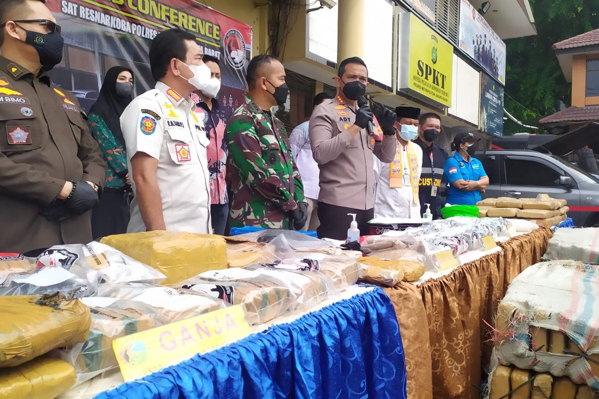 Sat Resnarkoba Polres Metro Jakarta Barat memusnahkan ratusan kilogram narkoba hasil penangkapan dalam dua bulan bulan terakhir, di Mapolrestro Jakarta Barat, pada Jumat (22/10/2021) siang. 