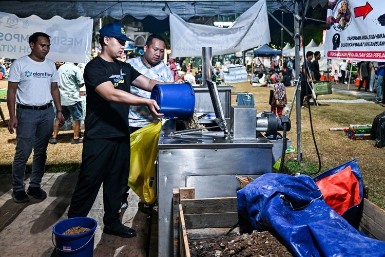 Gambar yang diambil pada 3 April 2024 ini menunjukkan seorang pedagang bazar Ramadhan membuang sisa makanan ke dalam mesin pengomposan (agar jadi pupuk organik) di Kuantan, negara bagian Pahang, Malaysia.