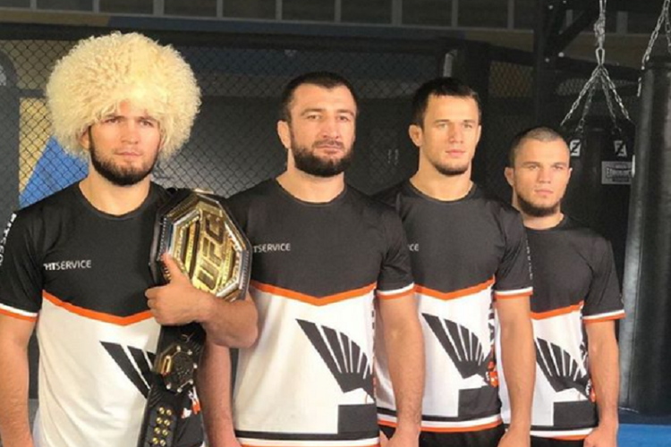 Khabib Nurmagomedov bersama saudara-saudaranya sesama petarung MMA.