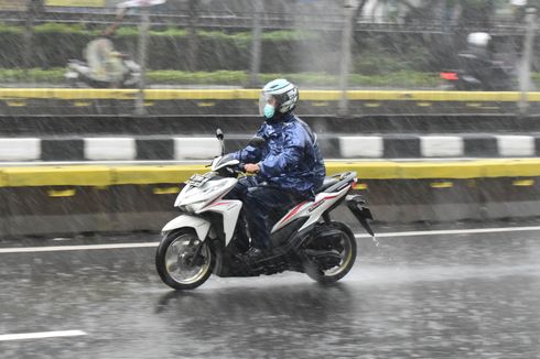 Cara Supaya Kaca Helm Tidak Berembun Saat Hujan