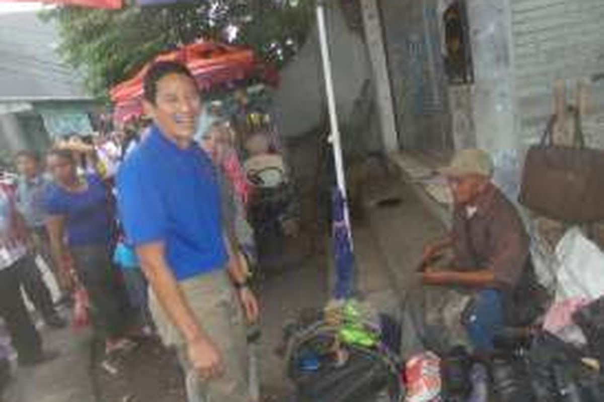 Bakal calon gubernur DKI Jakarta Sandiaga Uno menyambangi salah satu tukang sol sepatu di sela-sela kunjungannya ke permukiman warga di Kebon Pala, Kampung Melayu, Jatinegara, Jakarta Timur, Minggu (1/5/2016) pagi. 