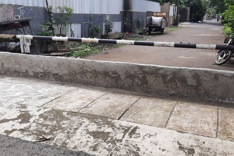 Pihak kelurahan masih berupaya persuasif kepada warga RW 010 Kelurahan Pondok Bambu, Duren Sawit, Jakarta Timur, yang membangun tembok sepanjang 10 meter hingga menutupi jalan.