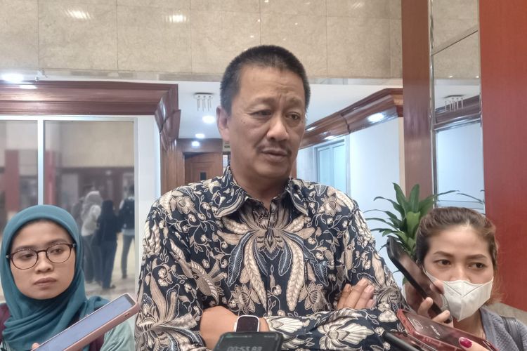 Direktur Utama Garuda Indonesia Irfan Setiaputra usai menghadiri rapat kerja dengan Komisi VI DPR di Kompleks Parlemen, Senayan, Jakarta, Selasa (23/6/2023).