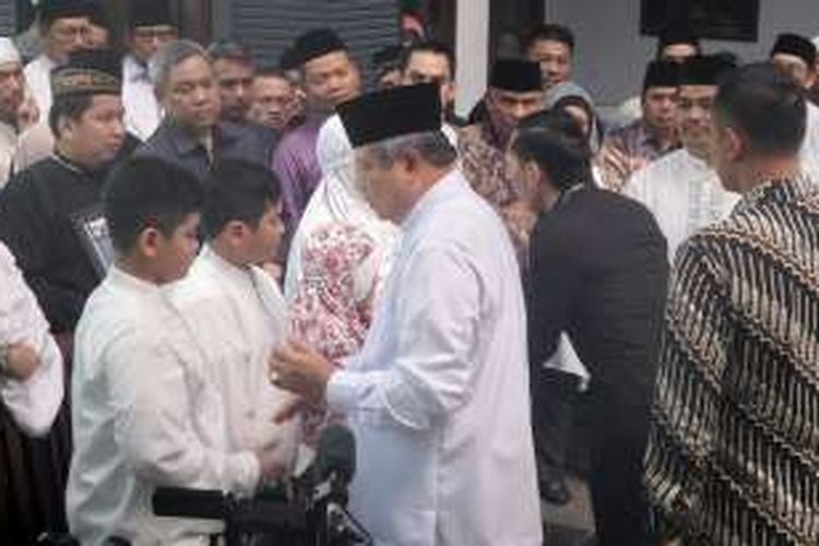 Presiden Keenam RI Susilo Bambang Yudhoyono (SBY) turut hadir melayat di rumah duka untuk melepas kepergian Ketua KPU RI Husni Kamil Manik, Jumat (8/7/2016).