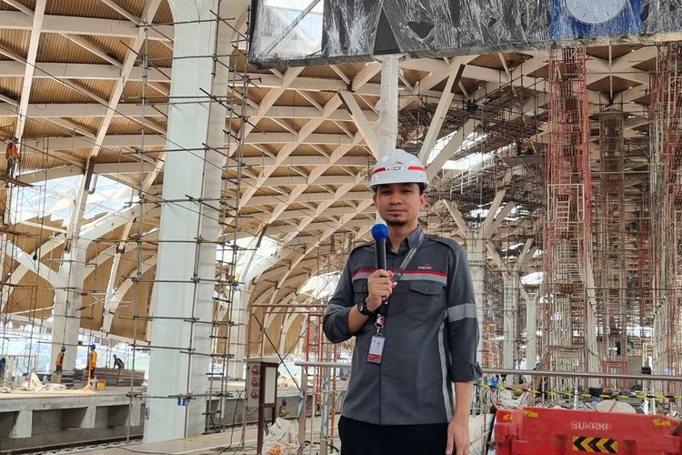Manager Corporate Communication PT Kereta Cepat Indonesia China (KCIC) Emir Monti saat media visit di Stasiun Halim, Jakarta, Rabu (14/6/2023).