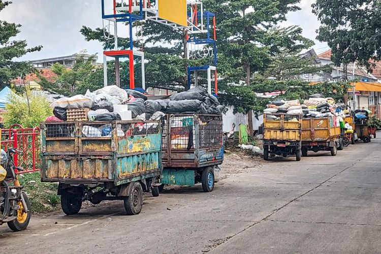 Sampah yang dibiarkan menumpuk di pinggir jalan Cimahi, Jawa Barat, Rabu (11/1/2023).