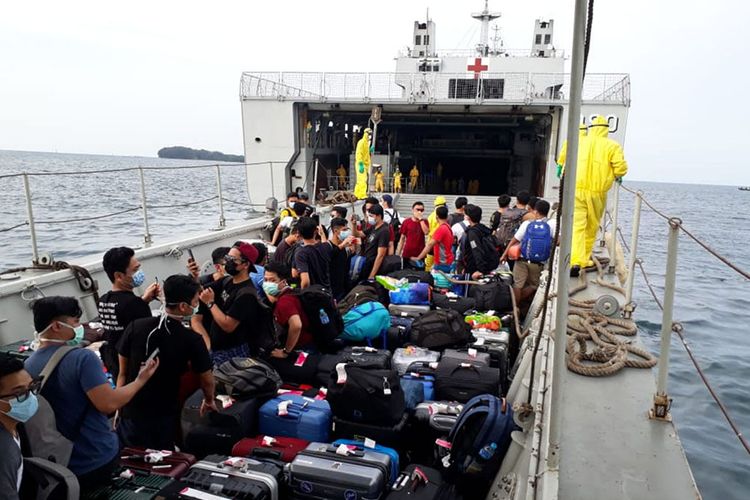 Sejumlah WNI ABK World Dream berada dalam Landing Craft Utility (LCU) bersiap keluar dari  KRI dr Soeharso-990 untuk menjalani observasi di Pulau Sebaru Kecil, Kepulauan Seribu, Jakarta, Jumat (28/2/2020). Selanjutnya, para WNI itu akan melanjutkan 14 hari masa observasi usai dipulangkan dari Hong Kong akibat mewabahnya virus corona (Covid-19).