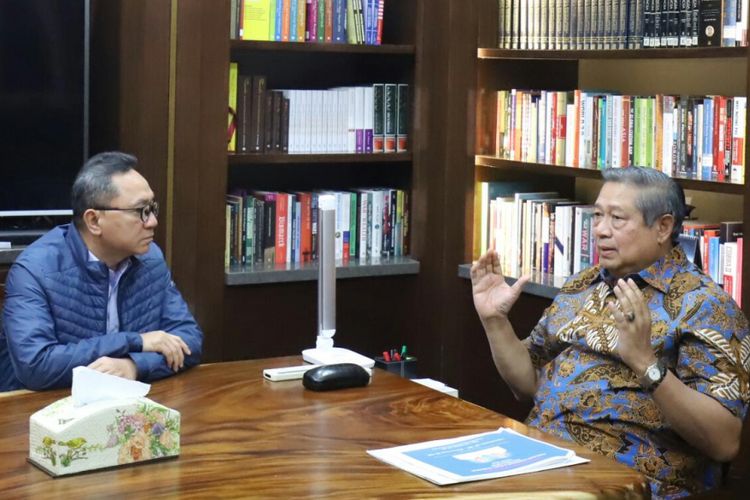 Ketua Umum PAN Zulkifli Hasan saat bertemu dengan Ketua Umum Partai Demokrat Susilo Bambang Yudhoyono, Kamis (5/7/2018)