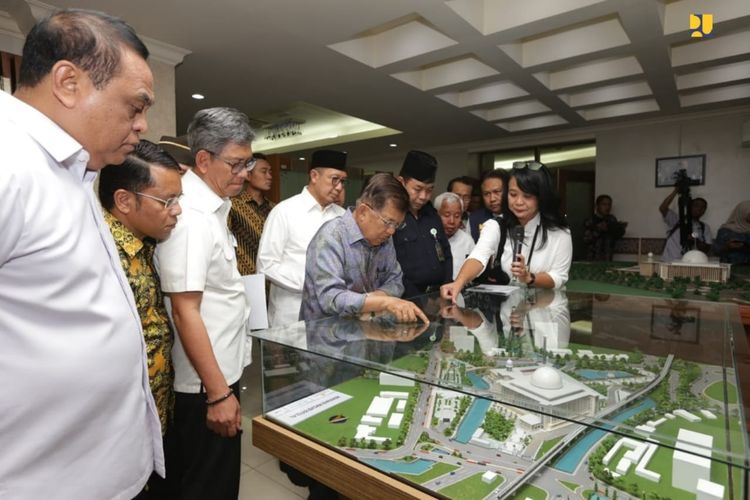 Wakil Presiden Jusuf Kalla saat meninjau renovasi Masjid Istiqlal, Kamis (22/8/2019).