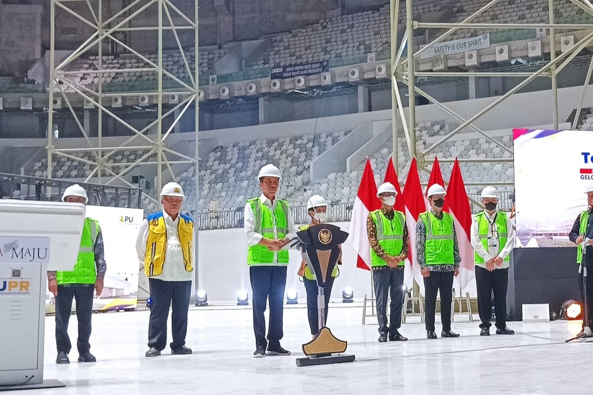 Presiden Joko Widodo saat meninjau Indoor Multifunction Stadium di Kompleks Gelora Bung Karno (GBK), Senayan, Jakarta, Jumat (13/1/2023).