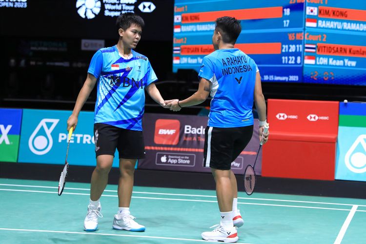 Apriyani Rahayu/Siti Fadia Silva Ramadhanti saat bertanding di perempat final Malaysia Open 2023 melawan unggulan ketiga asal Korea Selatan, Kim So Yeong/Kong Hee Yong, di Axiata Arena, Jumat (13/1/2023). Apriyani/Fadia menang 22-20, 21-15 dan lolos ke semifinal. Terkini, Apriyani/Fadia berpotensi absen pada Indonesia Masters 2023 yang akan digelar di Jakarta, 24-29 Januari 2023. Hal itu tak terlepas dari kondisi Fadia yang mengalami cedera pergelangan kaki.