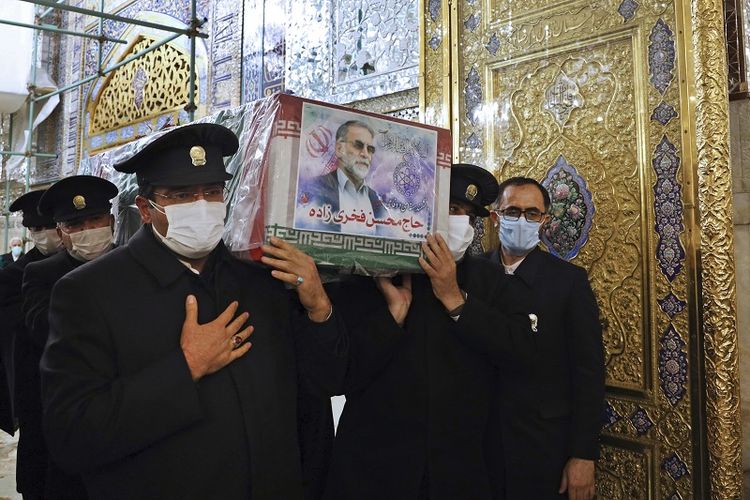 Dalam gambar yang dirilis oleh Kementerian Pertahanan Iran dan diambil pada hari Sabtu, 28 November 2020, para penjaga dari tempat suci Imam Reza, membawa peti mati terbungkus bendera berisi jenazah Mohsen Fakhrizadeh, seorang ilmuwan Iran yang terkait dengan program nuklir militer yang dibubarkan di negara itu. Fakhrizadeh tewas pada hari Jumat, selama upacara pemakaman di kota timur laut Mashhad, Iran. 