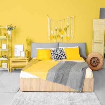 Ilustrasi kamar tidur warna kuning. 