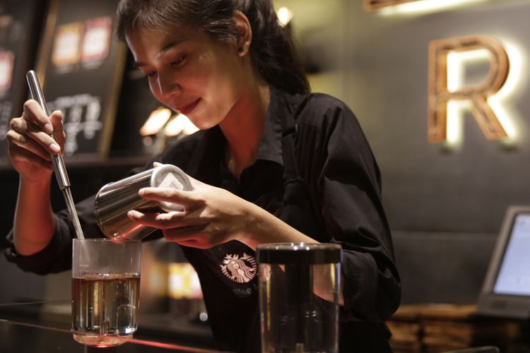 Menyeduh kopi dengan siphon di Starbucks Reserve