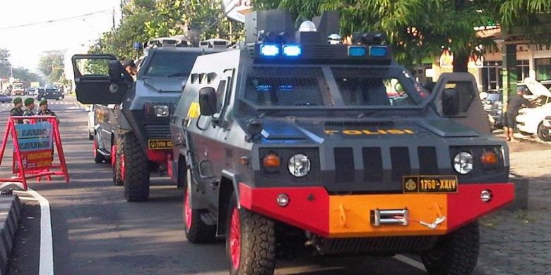 Dua kendaraan rantis Brimob Polda DIY disiagakan di sisi selatan Pengadilan Militer II-11 Yogyakarta, Kamis (20/6/2013) pagi. 