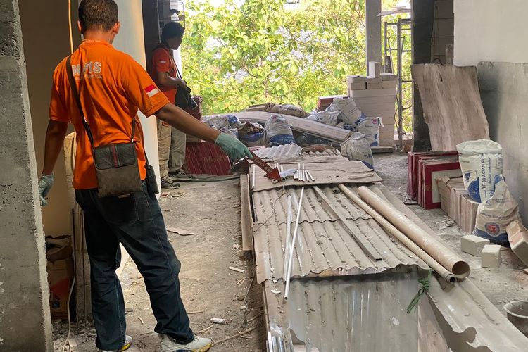 Penutup rapuh yang diduga diinjak oleh mahasiswa Unesa. (Dokumentasi Polsek Lakarsantri)