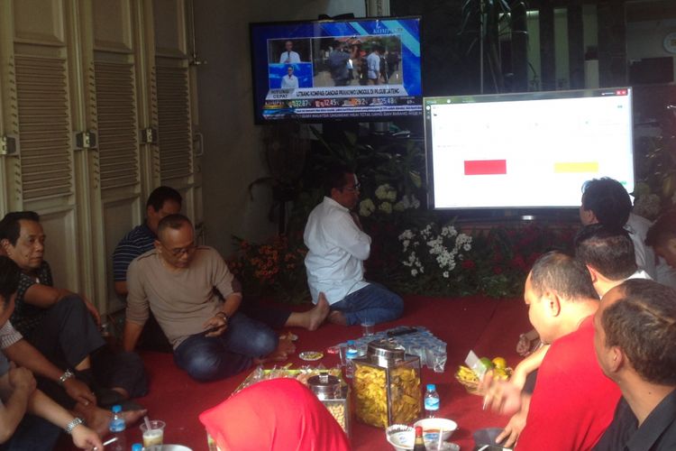 Suasana nonton hasil quick count di rumah kontrakan Ganjar Pranowo di Jalan Tengger Semarang, Rabu (27/6/2018) sore. 