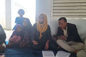 Detik-detik Penjemputan Paksa Ketua Tani Kampung Susun Bayam, Istri: Suami Saya Ditarik dan Dicekik