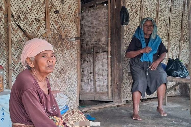 Dua orang nenek di Kabupaten Sumenep, Jawa Timur, bernama Hotipah (64) dan Putriya (70) yang hidup dalam keterbatasan. 