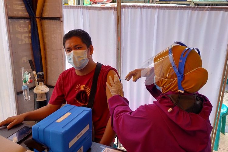 Ilustrasi: Warga mengikuti vaksinasi massal yang digelar Dinas Kesehatan di Pasar Pagi Kota Tegal, Jawa Tengah, September 2021 lalu. 