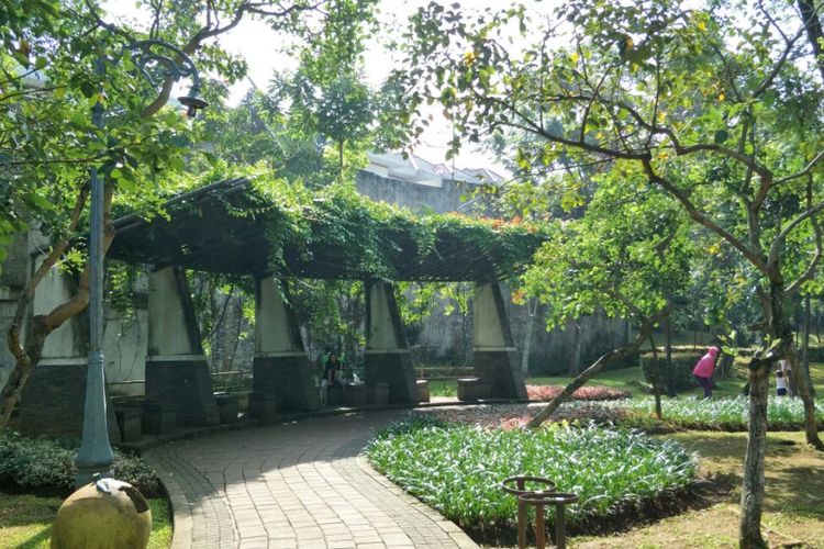 Taman Spathodea di Jalan Raya Kebagusan, Jagakarsa, Jakarta Selatan. Foto diambil Jumat (16/3/2018).