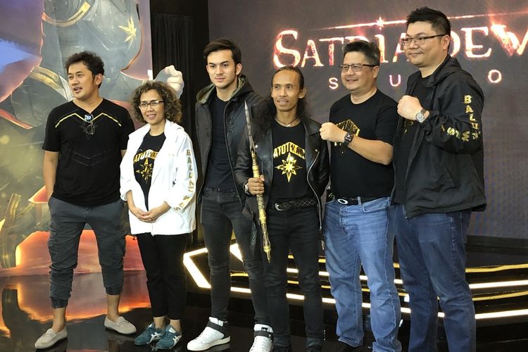 Deretan pemain dan produser Film Satria Dewa Gatotkaca di Mall Kota Kasablanka, Jakarta Selatan, Minggu (26/1/202). 