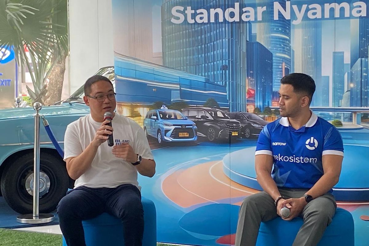 Chief Strategy Officer PT Blue Bird, Andrew Arristianto, menjelaskan terkait kendaraan listrik Bluebird di kantornya, Jakarta Selatan, Kamis (6/2/2025). 