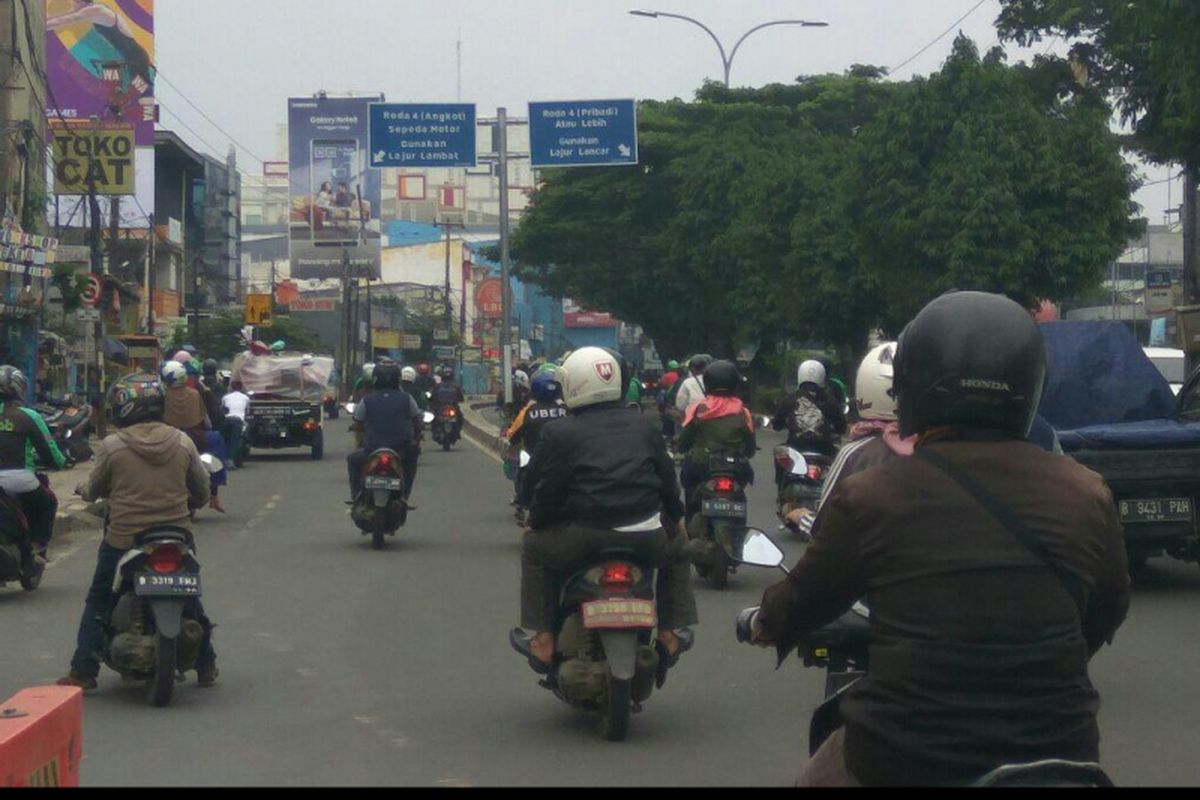 Sepeda motor masih leluasa menggunakan jalur cepat yang diperuntukan kendaraan pribadi roda empat di Jalan Margonda Raya, Depok, Selasa (13/2/2018).