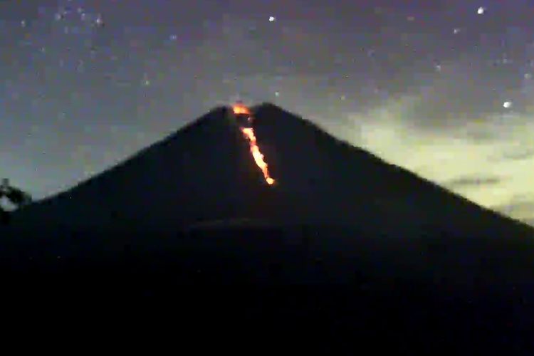 Guguran lava pijar Gunung Semeru sejauh 2,5 kilometer, Senin (10/6/2024) dinihari