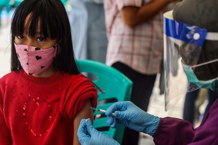 Petugas kesehatan dari Puskesmas Kecamatan Tebet menyuntikan vaksin Measles Rubella (MR) kepada pelajar SDN Tebet Timur 15 di Kelurahan Tebet Timur, Jakarta Selatan, Kamis (27/8/2020). Imunisasi atau pemberian vaksin itu merupakan bagian dari rangkaian kegiatan di Bulan Imunisasi Anak Sekolah (BIAS) tahun 2020 dan pemeriksaan kesehatan menyeluruh kepada murid sekolah dasar di wilayah DKI Jakarta.