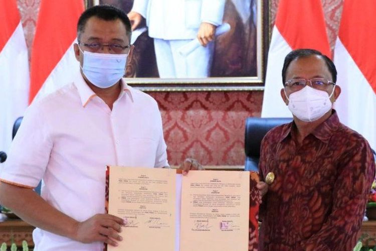 Gubernur Bali Wayan Koster menunjukkan pernyataan kesepakatan bersama dengan Gubernur Nusa Tenggara Barat H Zulkieflimansyah