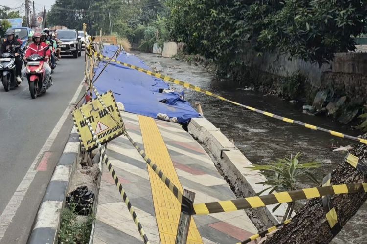 Pemenang Tender Sudah Ada, Mengapa Trotoar Ambles di Secawan Sawangan Depok Belum Diperbaiki?