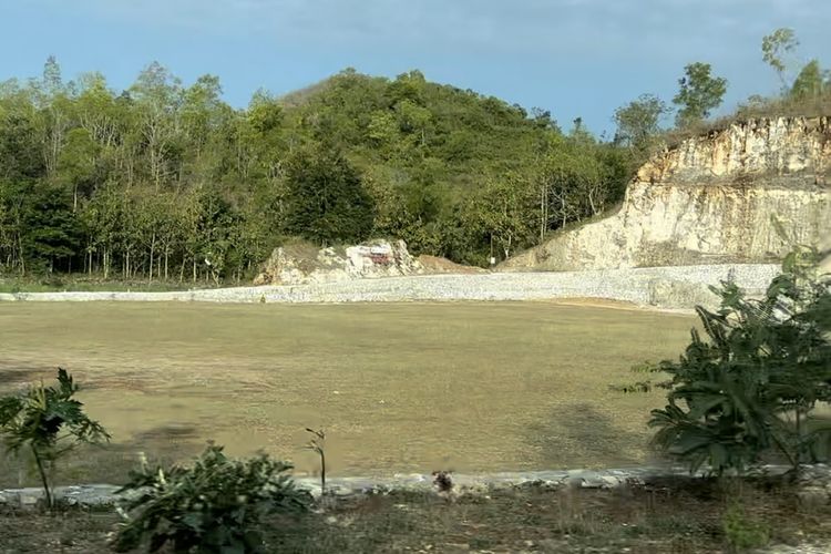 Kawasan karst di Kecamatan Ponjong, Gunungkidul, Yogyakarta pada Kamis (25/7/2024). PLN melalui PLN EPI berkolaborasi Pemerintah Provinsi Daerah Istimewa Yogyakarta dalam program pengembangan potensi daerah dalam transisi energi. Salah satu program yang dilakukan adalah mengembangkan ekosistem hijau berbasis gotong royong warga. 