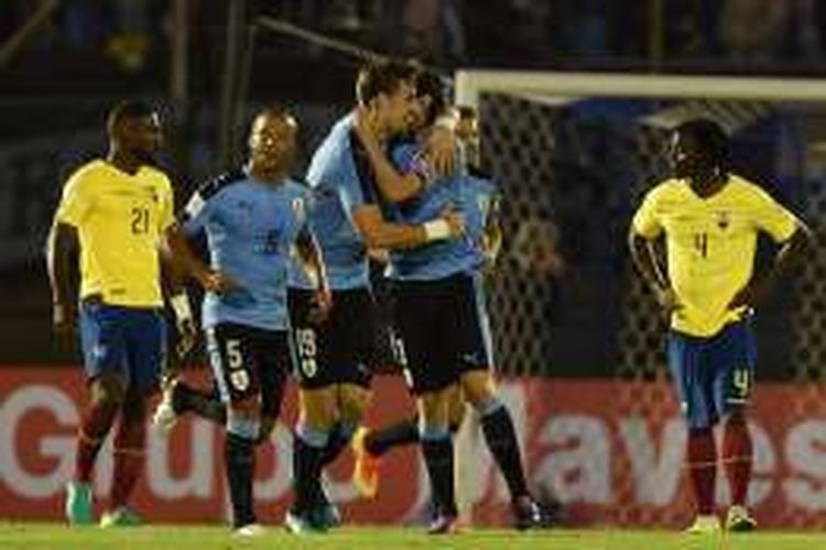 Bek tim nasional Uruguay, Sebastian Coates (tengah), merayakan gol ke gawang Ekuador dalam laga Kualifikasi Piala Dunia 2018 Zona Amerika Selatan, di Estadio Centenario, Kamis (10/11/2016) waktu setempat.