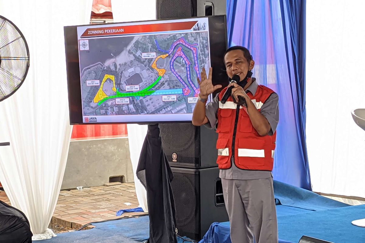 Penanggung jawab konstruksi sirkuit Formula E dari Jaya Konstruksi Ari Wibowo saat memaparkan progres pembangunan sirkuit Formula E di Ancol Jakarta Utara, Rabu (23/2/2022).