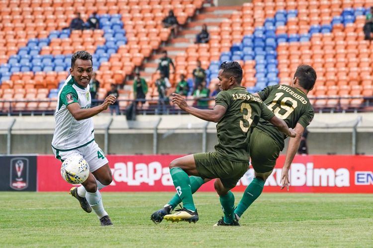 Winger Persebaya Surabaya, Irfan Jaya, berusaha melewati hadangan pemain Tira-Persikabo dalam laga babak penyisihan Grup A Piala Presiden di Stadion Si Jalak Harupat, Bandung.