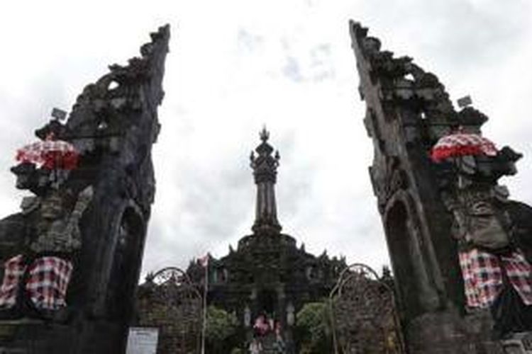 Sejumlah wisatawan mengunjungi Monumen Bajra Sandhi di Renon, Denpasar, Bali.